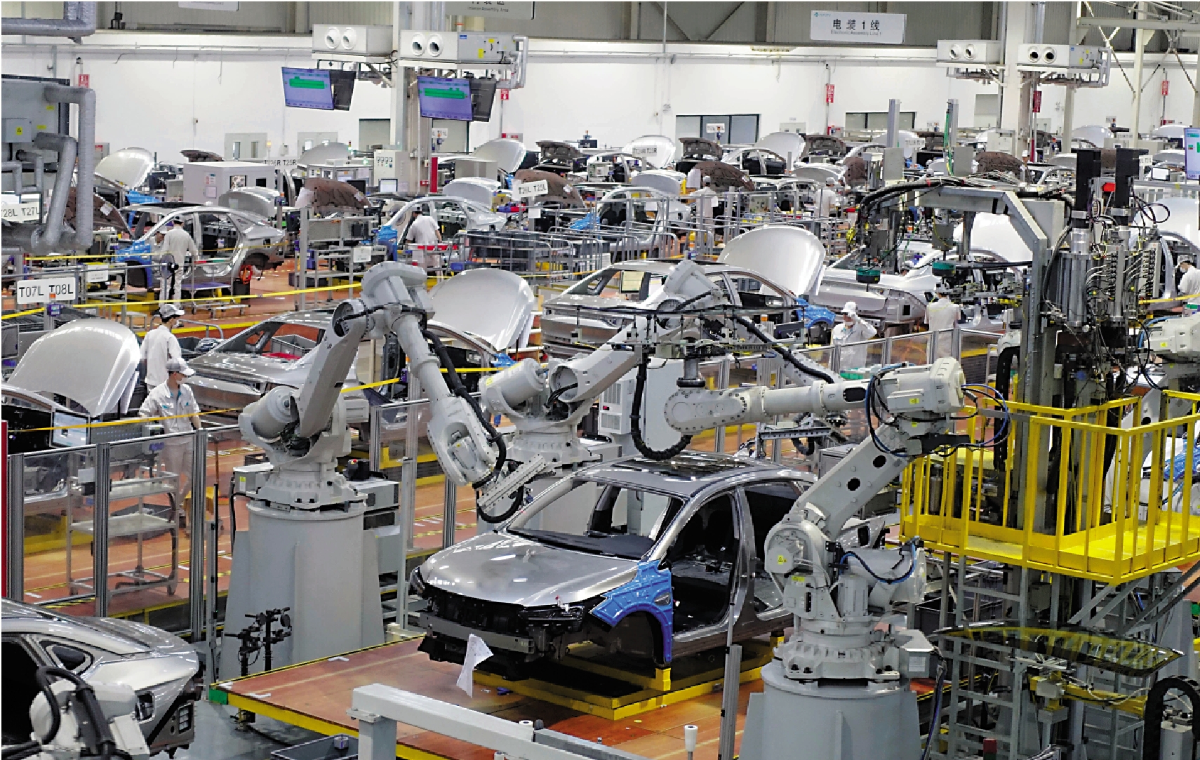 　　圖：廣汽埃安智能化車間的機器人能自動識別車型，自動裝配玻璃。\大公報記者盧靜怡攝