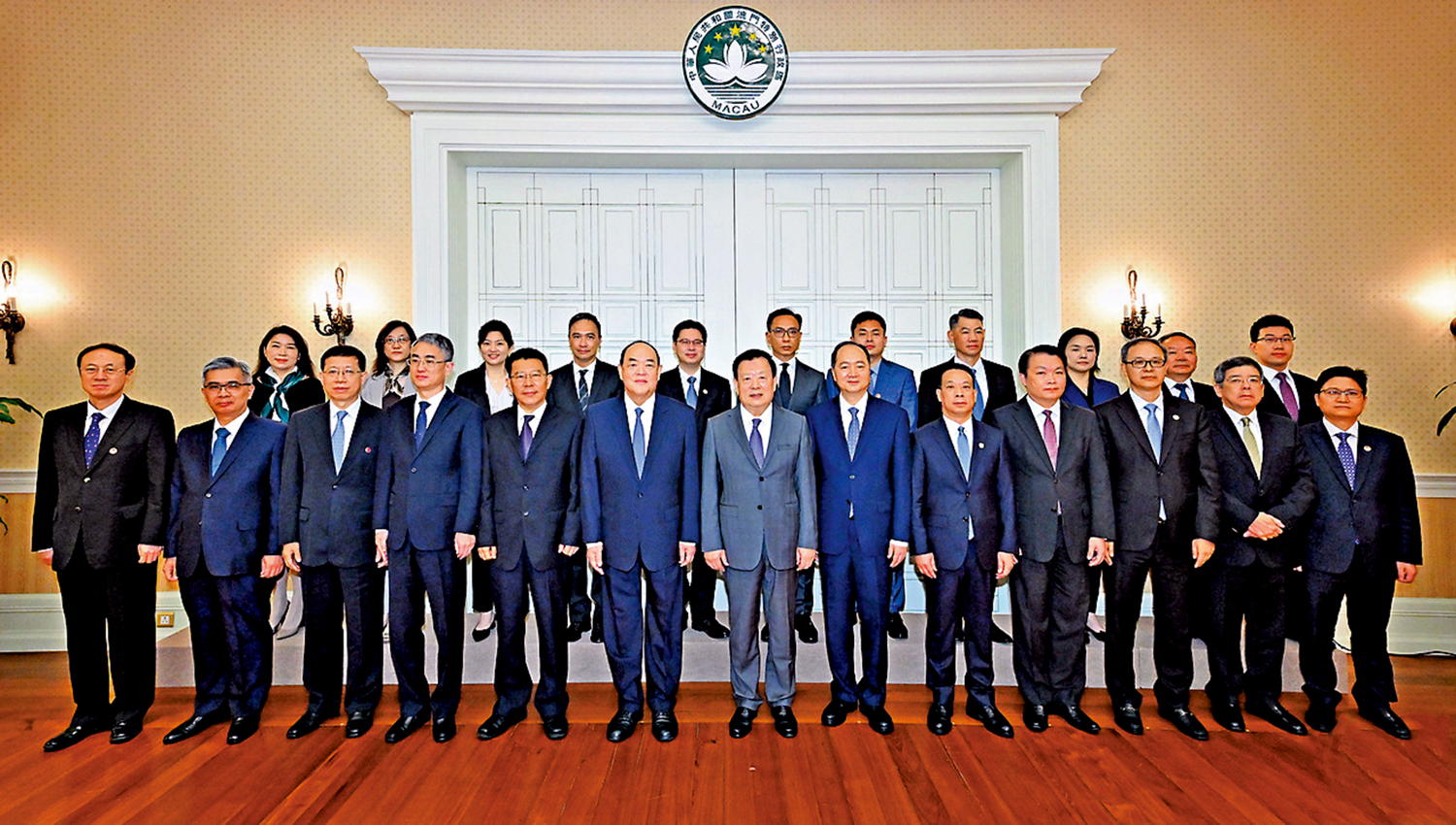 　　圖：夏寶龍與澳門特區行政長官賀一誠及政府高層官員合影。