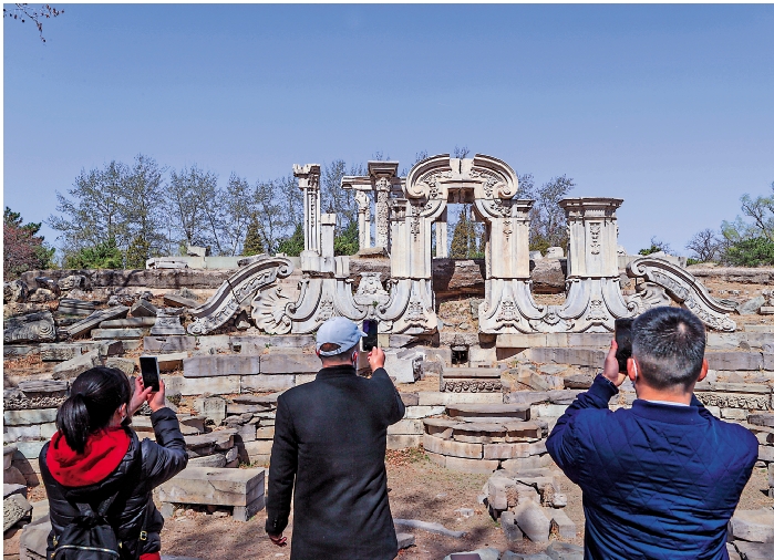 　　圖：遊客在圓明園遺址公園西洋樓景區參觀。/中新社