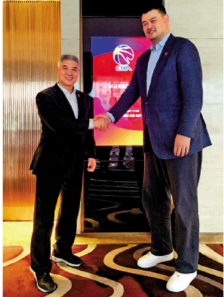 　　圖：CBA公司新任董事長徐濟成（左）感謝姚明（右）為聯賽發展奠定良好基礎。\中國籃協微博圖片