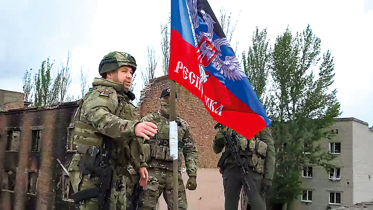 　　圖：烏東頓涅茨克地區領導人23日在巴赫穆特插上旗幟。\法新社