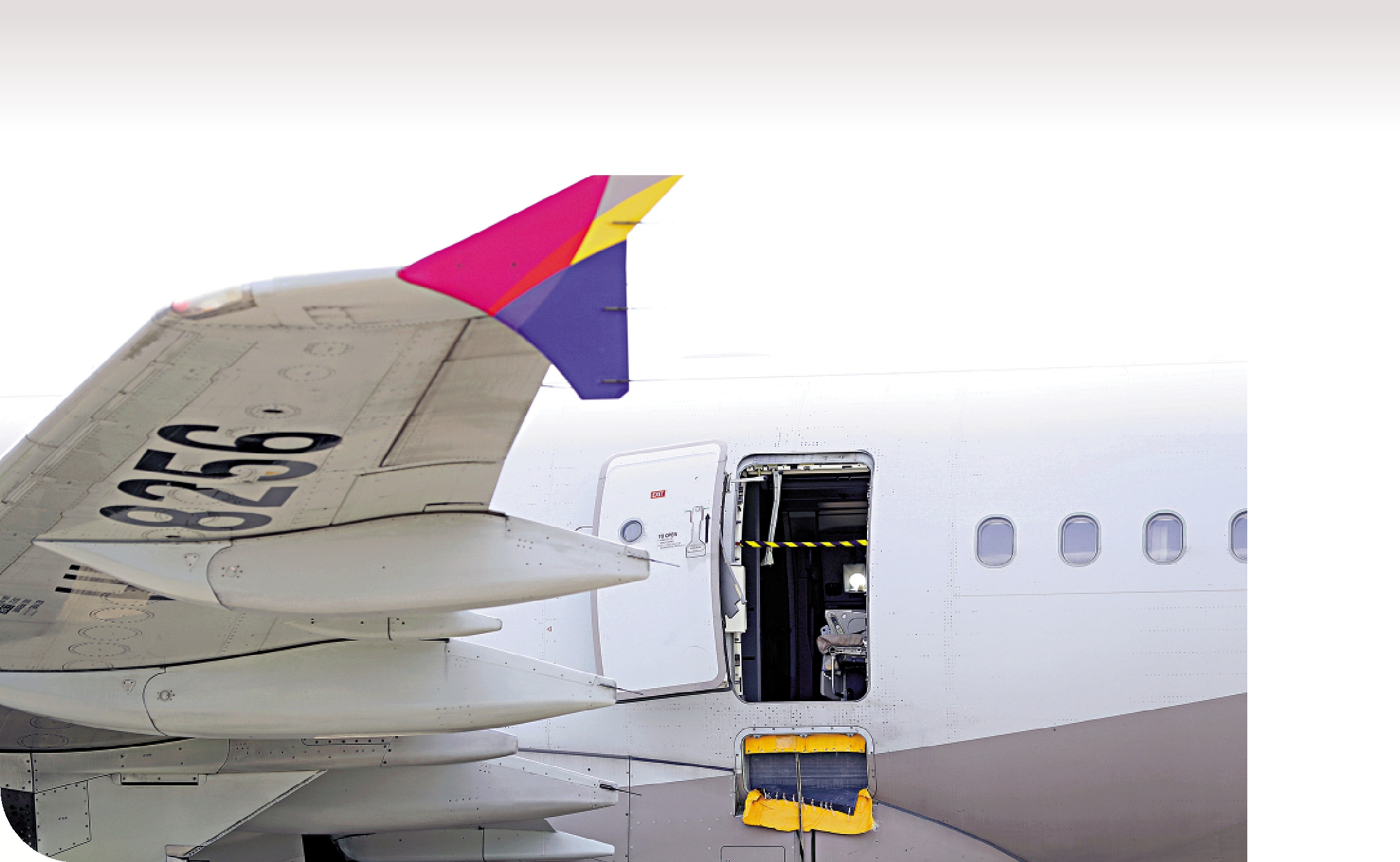 　　圖：韓亞航空涉事航班緊急艙門大開、充氣滑梯位置損壞。\美聯社