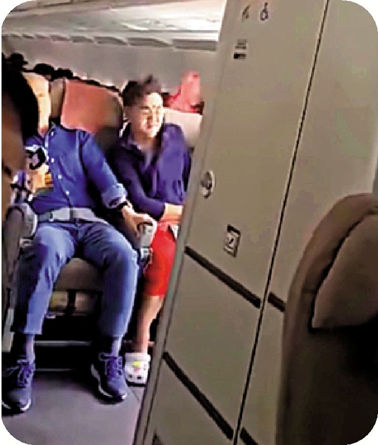 　　圖：靠近艙門的乘客被風吹得神色痛苦。\網絡圖片