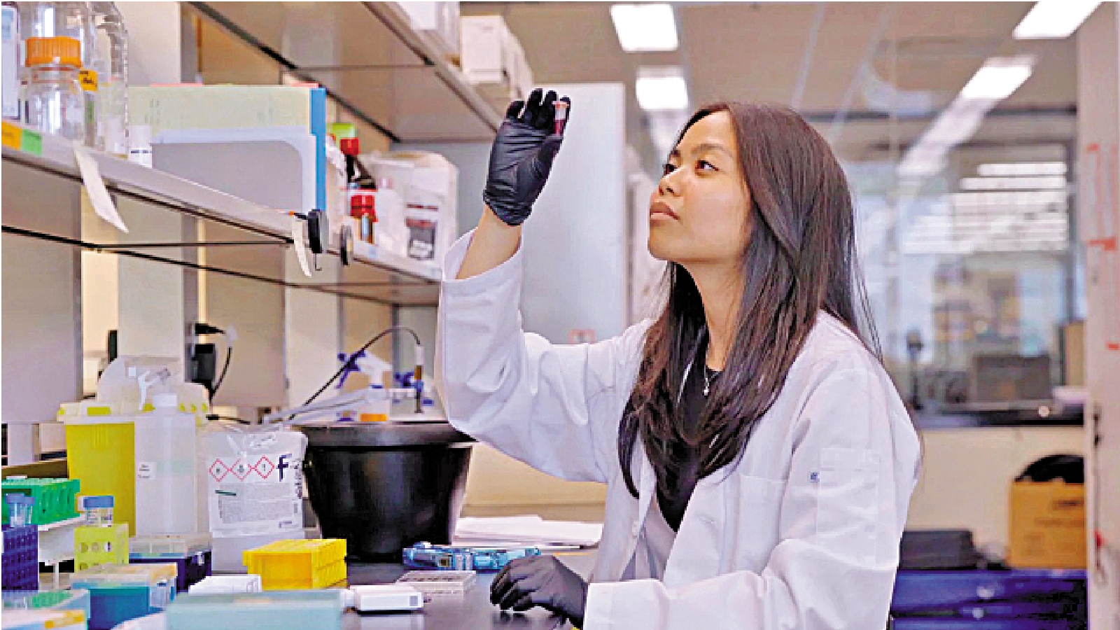 　　圖：科學家利用人工智能發現全新的抗生素，以對抗超級細菌。圖為加拿大麥馬斯特大學的研究人員。\網絡圖片