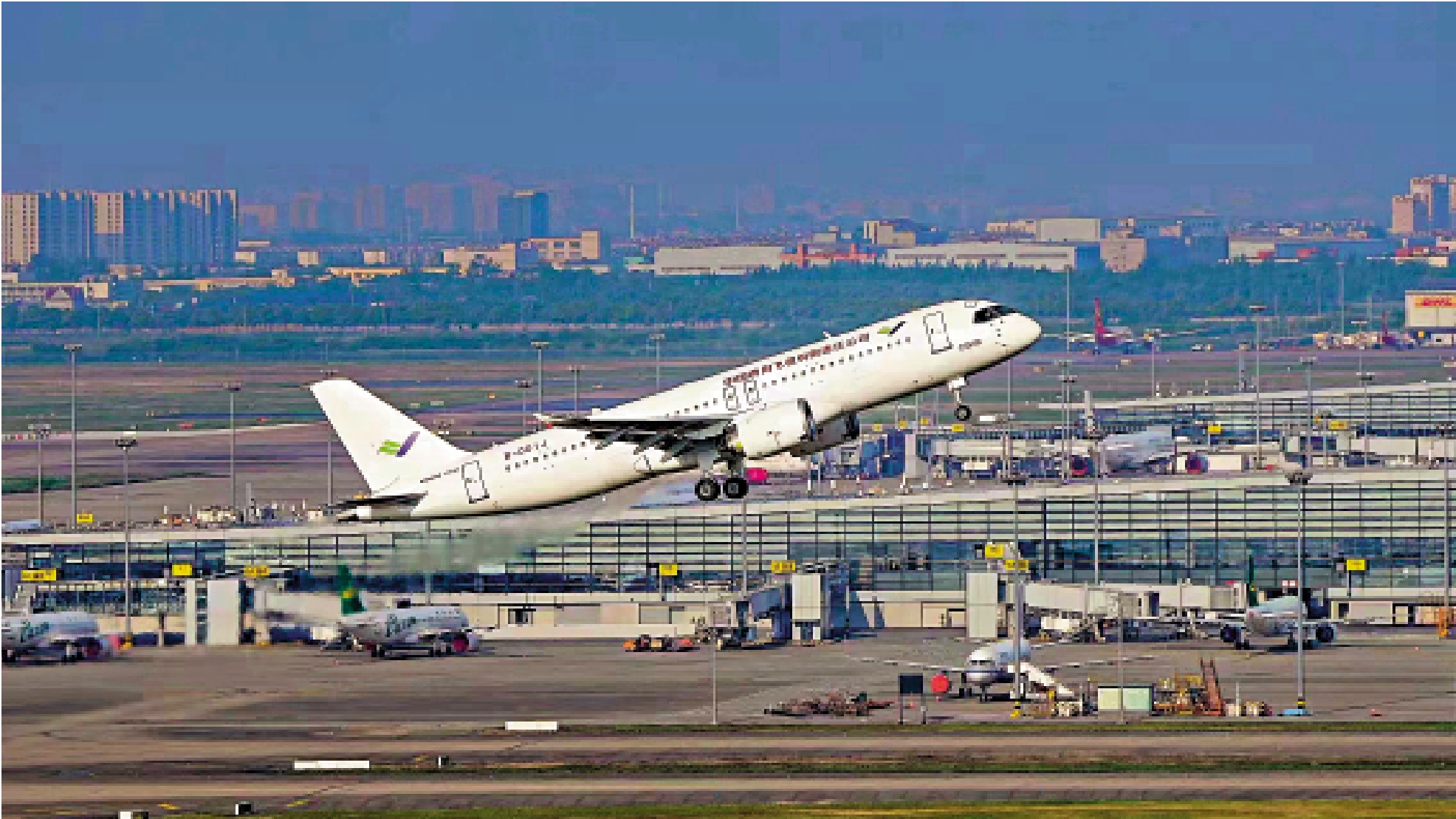 　　圖：2022年5月24日，C919從上海浦東機場起飛，標誌着商飛交付的首架C919大飛機首次飛行試驗圓滿完成。/新華社