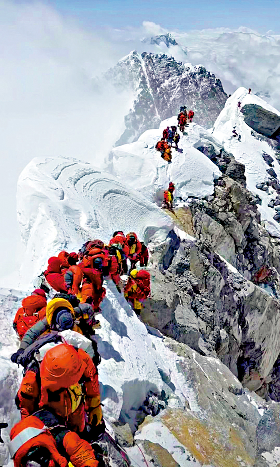 　　圖：5月17日，珠峰南坡登頂要道「希拉里台階」出現「堵車」現象。