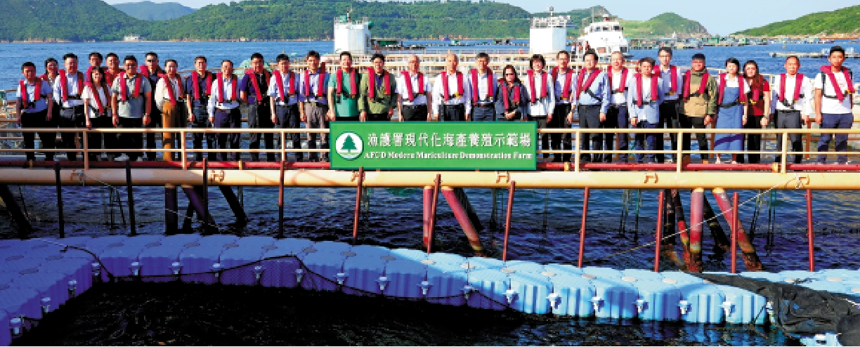 　　圖：香港漁民團體聯會與嘉賓到漁護署東龍洲的海產養殖示範場參觀。