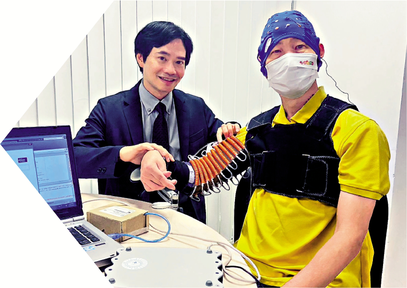 　　圖：中大研發的「強力可穿戴人造肌肉」，採用新的矽膠材料進行3D打印和編織，可以幫助中風患者進行功能訓練，加速復康。