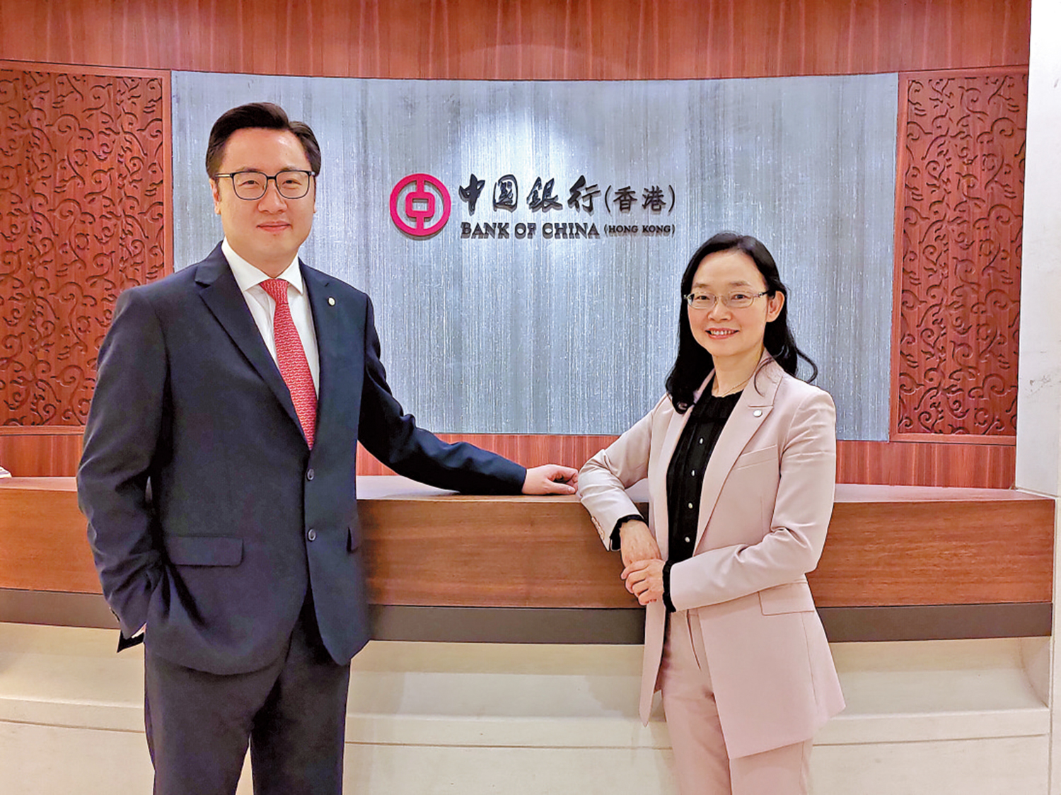 圖:中銀香港個人數字金融產品部副總經理周國昌(左)與個人金融及財富管理部副總經理劉賽麗(右)。\大公報攝