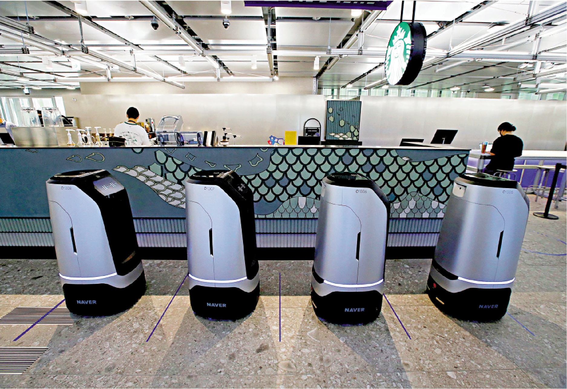 　　圖：在位於韓國城南市的Naver公司辦公室內，機器人員工準備送貨。\路透社