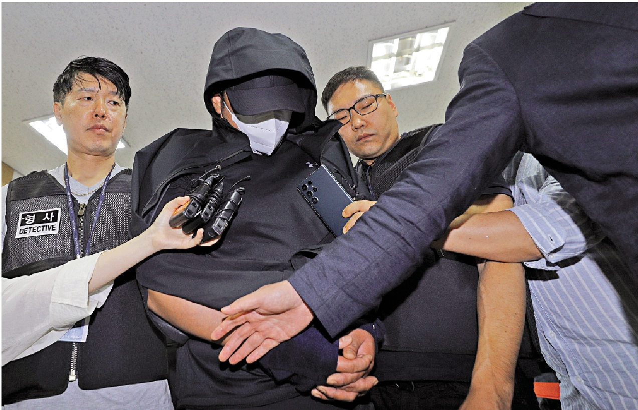 　　圖：涉案男乘客李某28日現身大邱地方法院。\美聯社