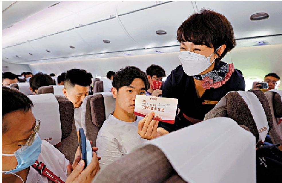 　　圖：東航客艙服務部總經理鍾雯在航班上展示首航紀念登機牌。\中新社