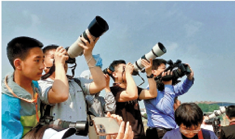 　　圖：航空愛好者在等待大飛機降落北京首都國際機場。\大公報記者張帥攝