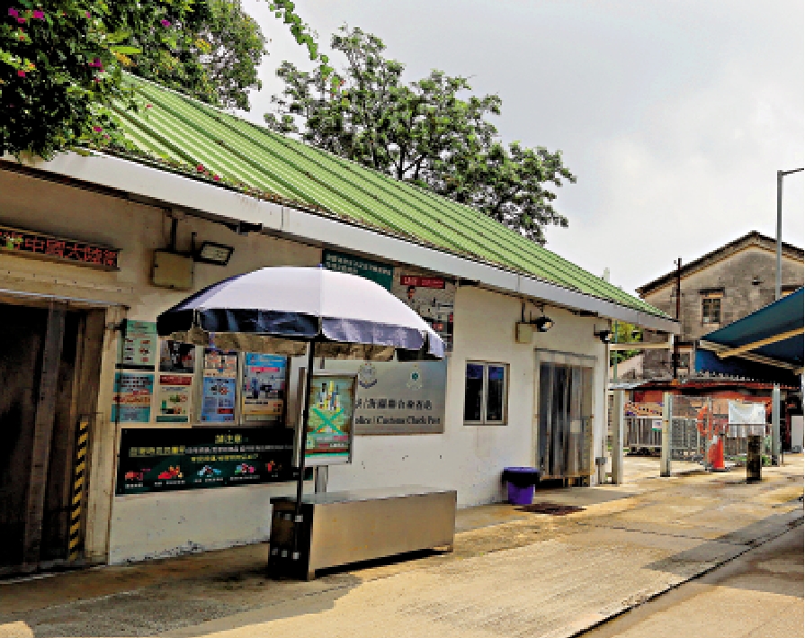 　　圖：中英街警崗旁邊有簡陋平房，現時是警方與海關的聯合辦公室。