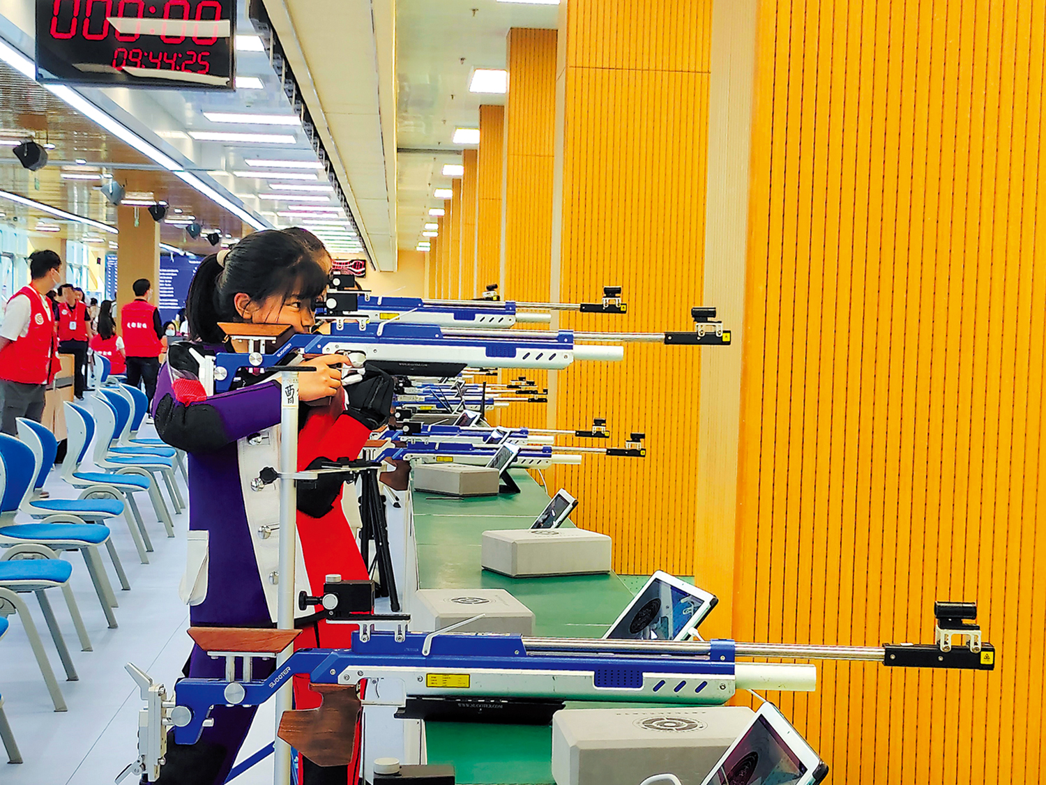 　　圖：成都中小學激光槍射擊項目熱度不斷增高。圖為學生參加訓練。\受訪者供圖