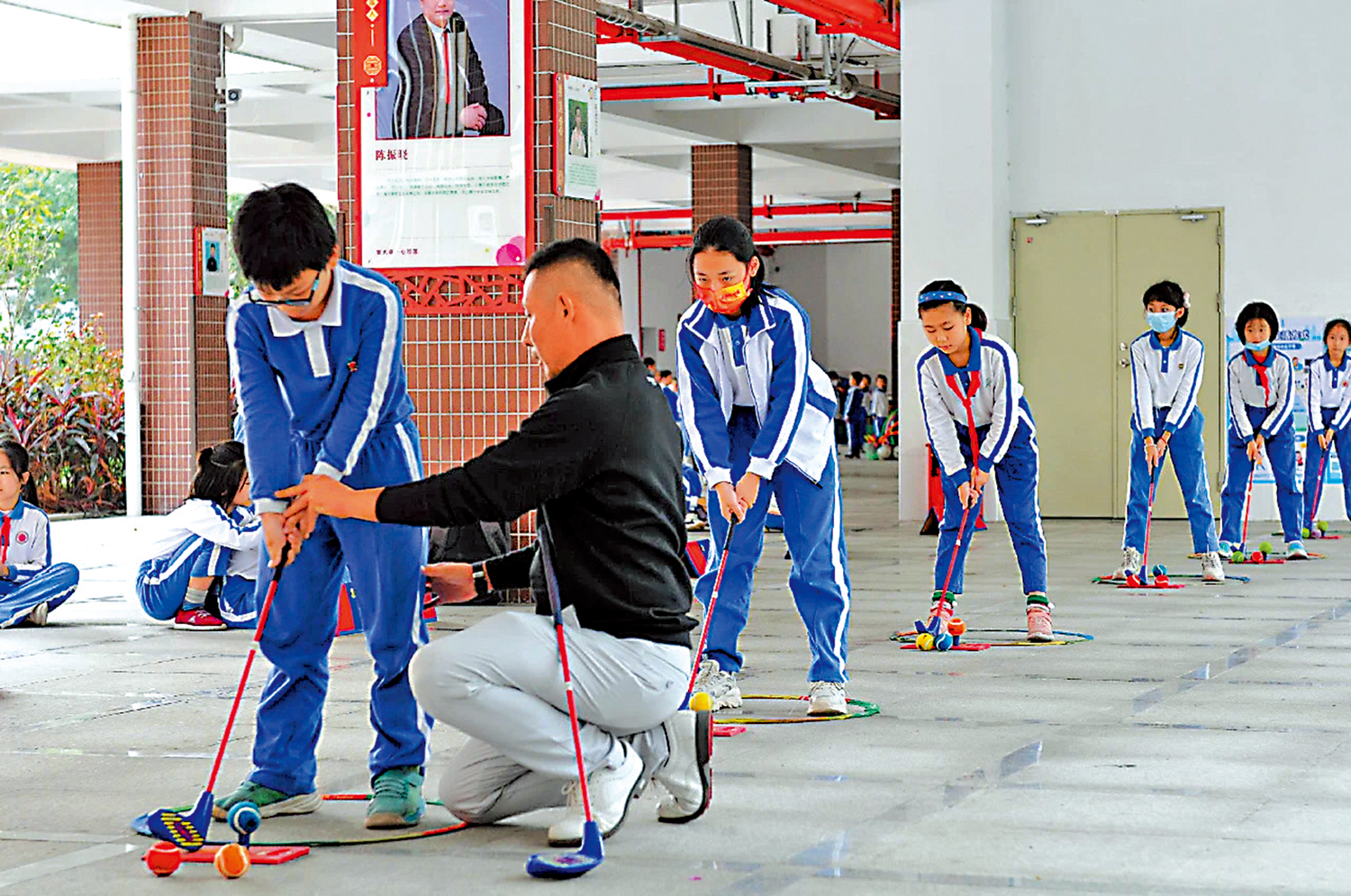 　　圖：深圳學生在上高爾夫球課。 