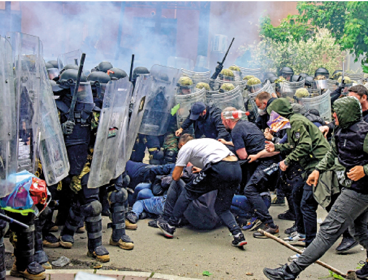 　　圖：北約士兵29日與塞族示威者發生衝突。\路透社