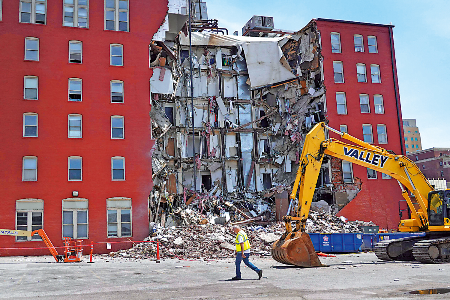 　　圖：艾奧瓦州一棟公寓樓28日部分坍塌，樓內可能仍有人被困。\法新社