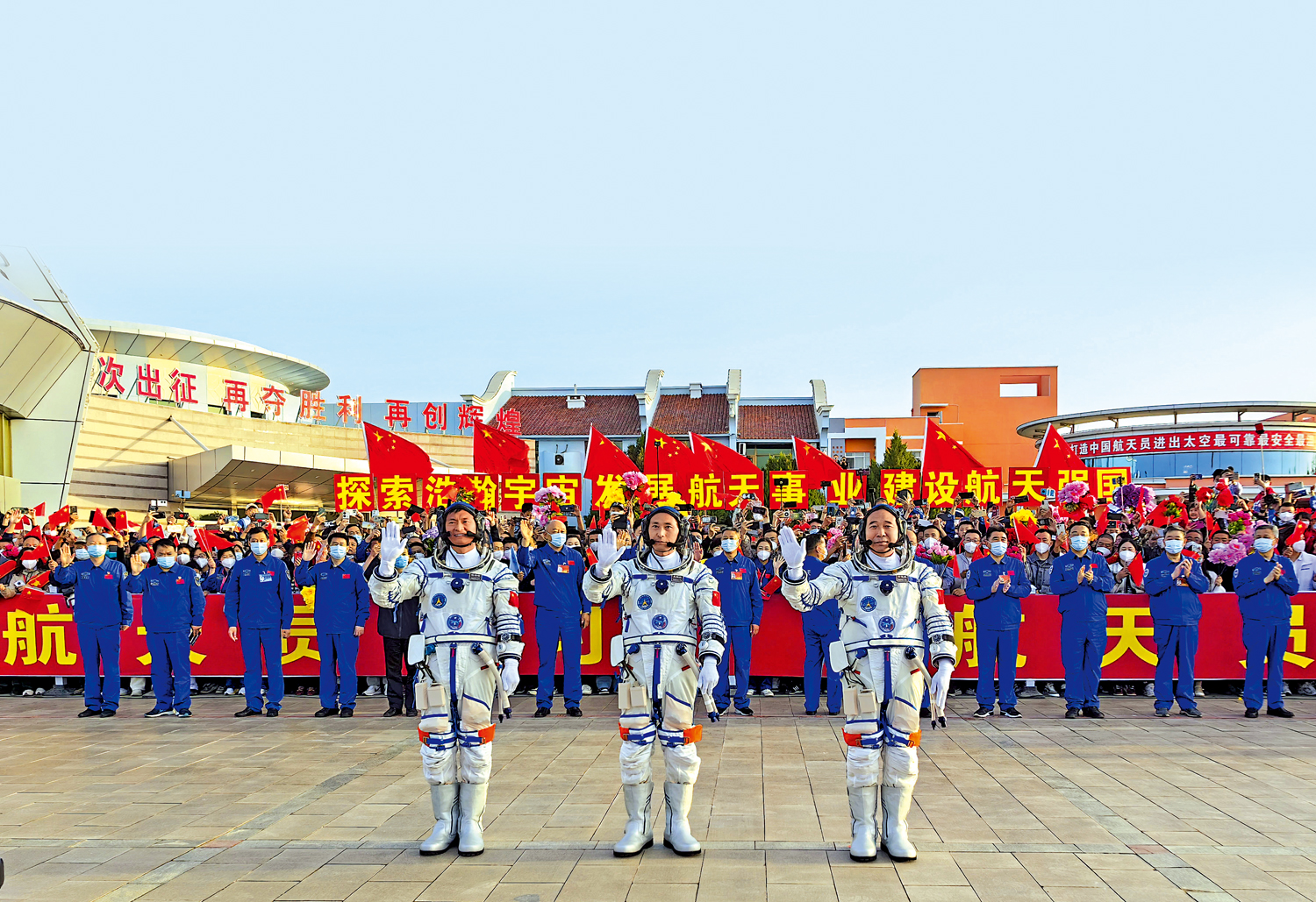 　　圖：5月30日6時42分，神舟十六號載人飛行任務航天員乘組出征儀式在酒泉衛星發射中心問天閣圓夢園廣場舉行。這是航天員景海鵬（右）、朱楊柱（中）、桂海潮在出征儀式上。\新華社
