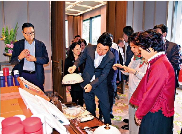 　　圖：考察團在西安大唐芙蓉園參觀峰會現場展示的伴手禮。  