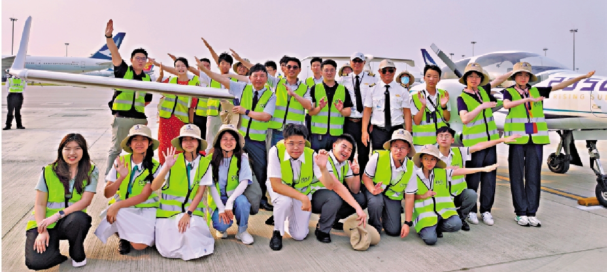 　　圖：學生們在香港國際機場興奮合影。/大公報記者廖敏烔攝