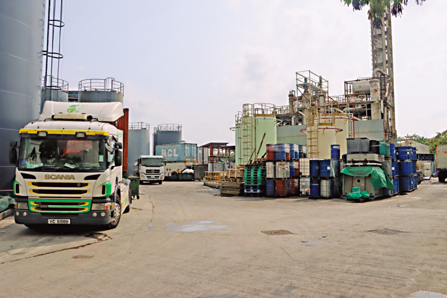 　　圖：黃耀光表示，現時最大的困難是未能收集到足夠的廢油作提煉。圖為他的生物柴油廠。