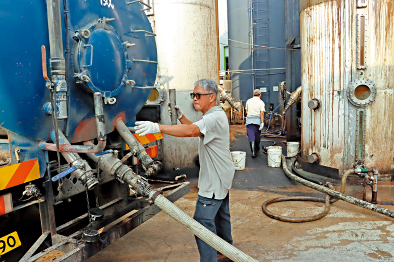 　　圖：為解決原料不足的問題，黃耀光成立了專門的回收隊伍收集廢油。