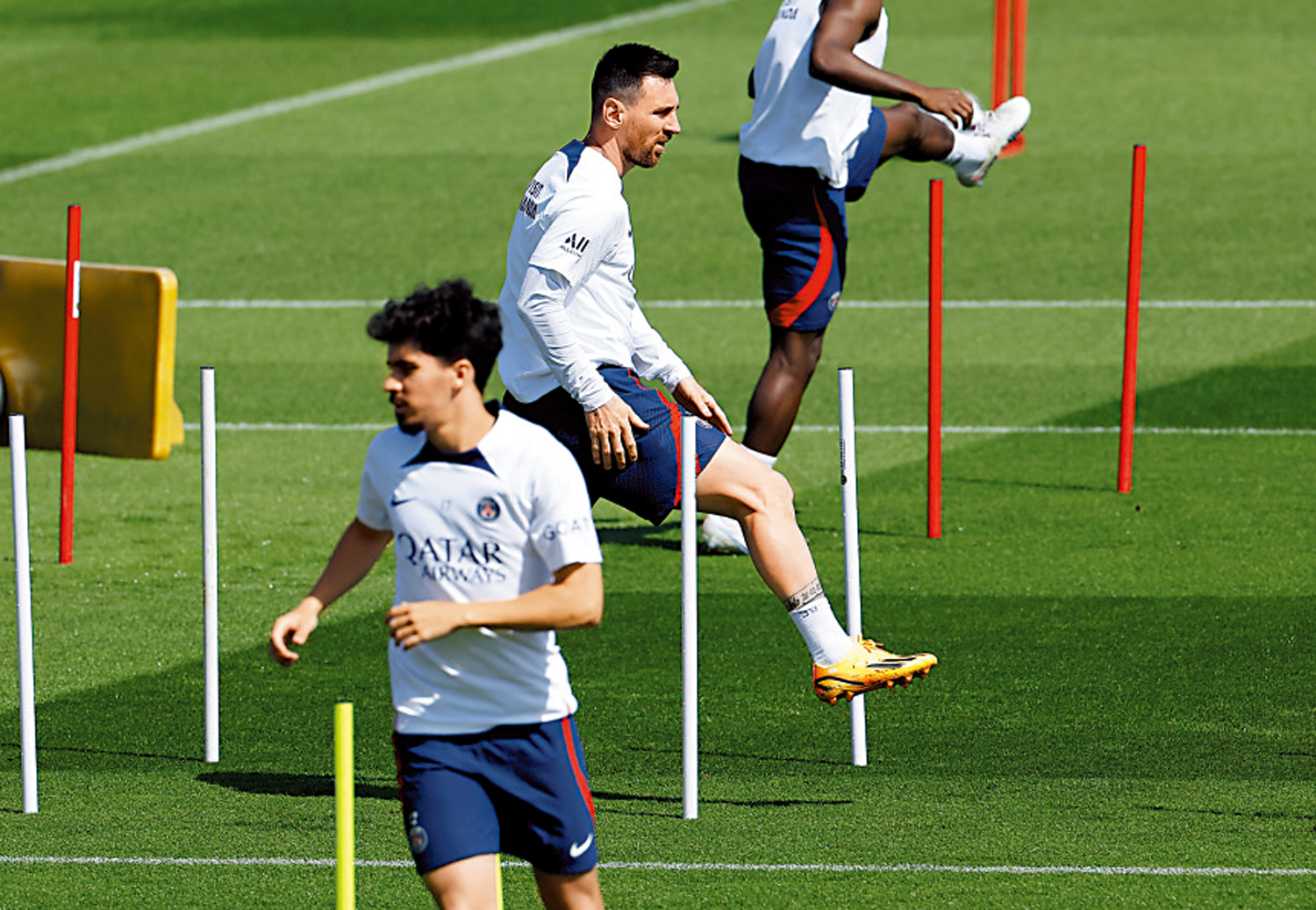 　　圖：美斯（中）希望巴塞10日內回覆重返球會的結果。\路透社