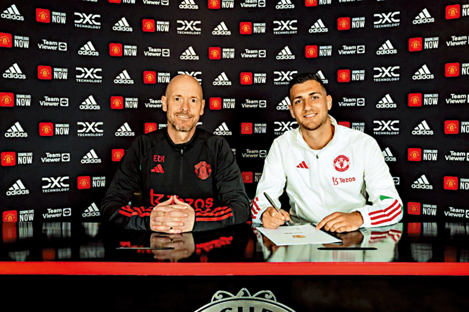 　　圖：達洛治（右）與曼聯續約5年。\網絡圖片