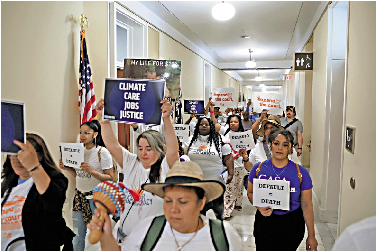 　　圖：美國示威者5月16日在國會辦公樓內遊行，抗議當局應對債限問題不力。\路透社