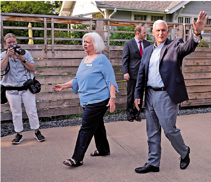 　　圖：彭斯（右）計劃於6月7日宣布參加2024年大選。\美聯社