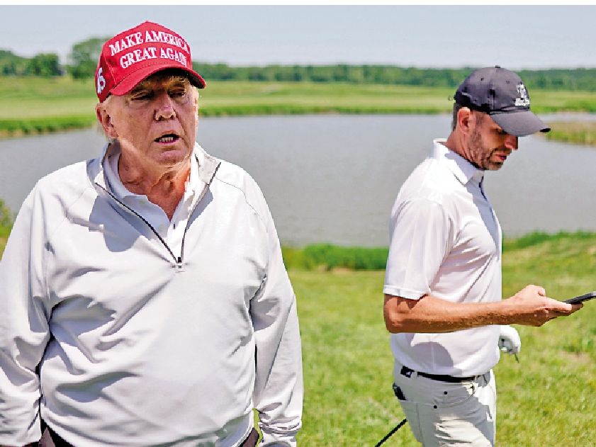 　　圖：特朗普（左）在2021年一場會議中承認私藏涉密文件。\路透社