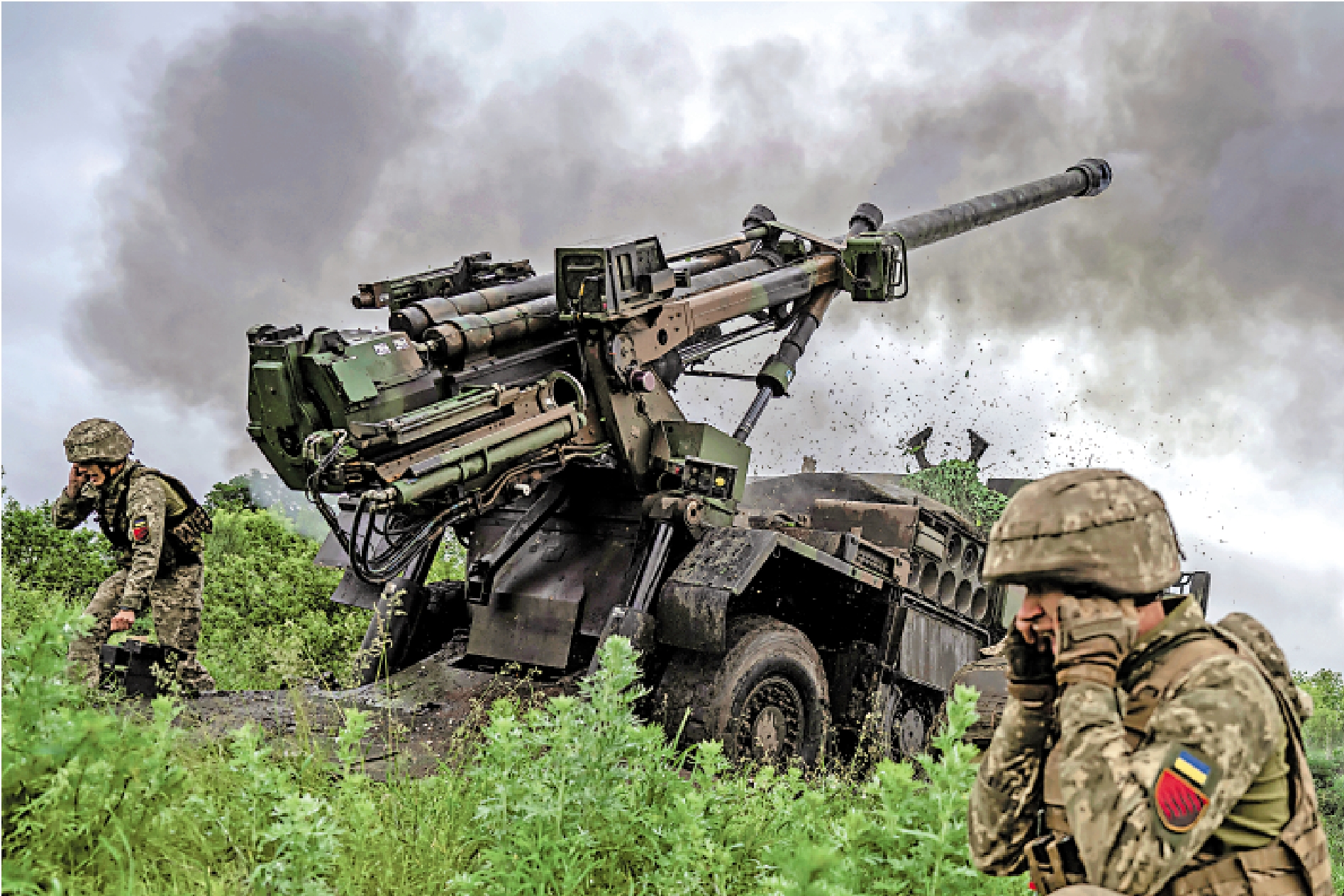 　　圖：5月31日，烏克蘭士兵在頓涅茨克前線向俄軍發射榴彈炮。\路透社