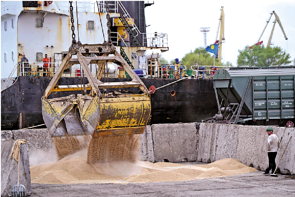 　　圖：烏稱黑海運糧通道再關閉，圖為烏克蘭的一個糧食港口。\美聯社