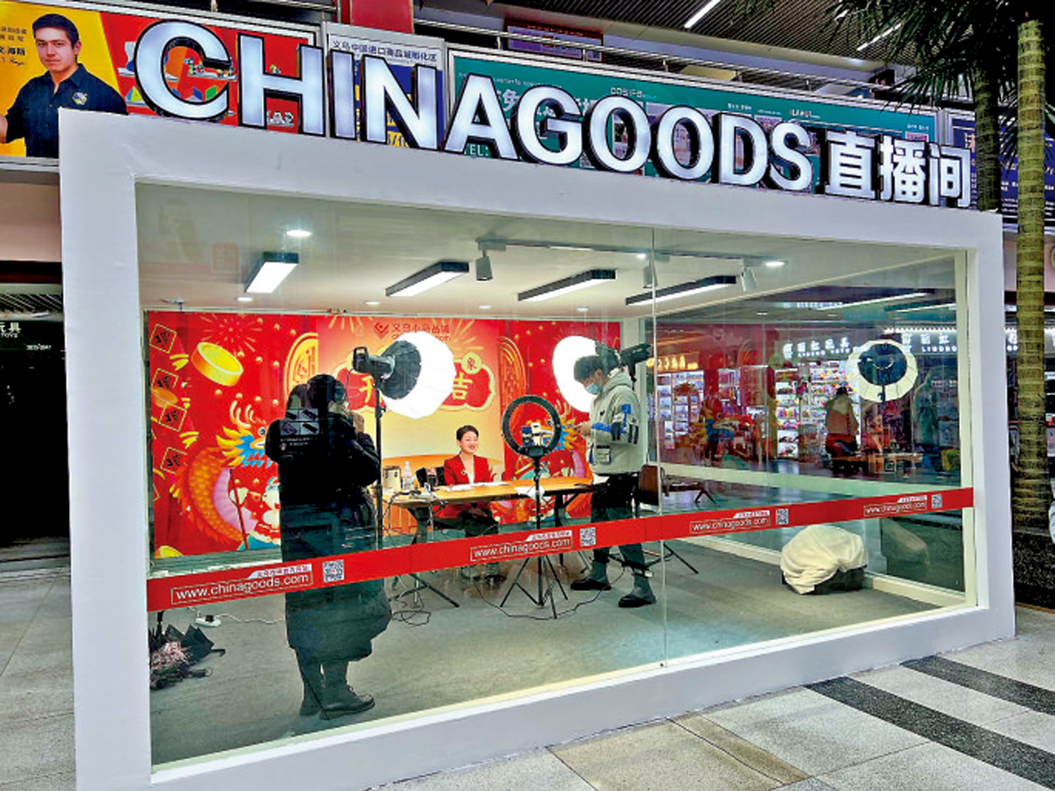 　　圖：義烏小商品城上線電商平台，主播正在直播。\大公報記者王莉攝
