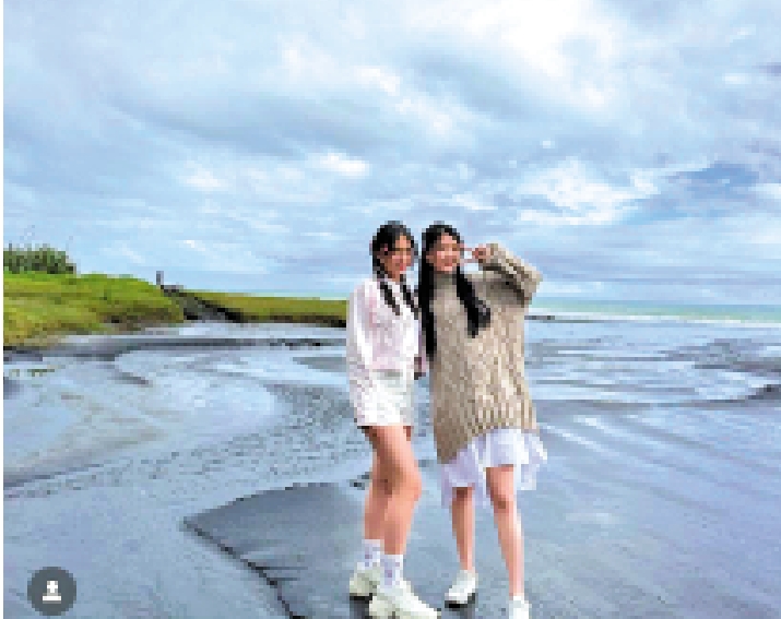 　　圖：姚焯菲（左）開心與好友潘靜文在新西蘭相聚。\網絡圖片