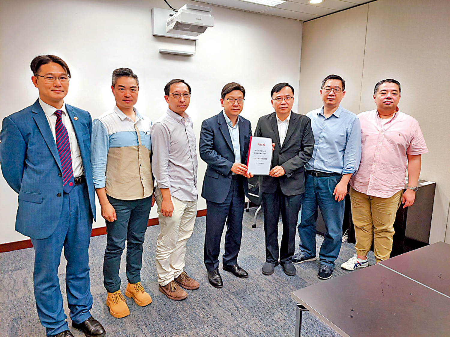 　　圖：工聯會反對當局計劃輸入外勞，並向勞福局局長遞交人力資源規劃建議書。