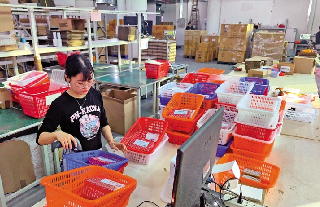 　　圖：公司揀貨員在處理訂單。