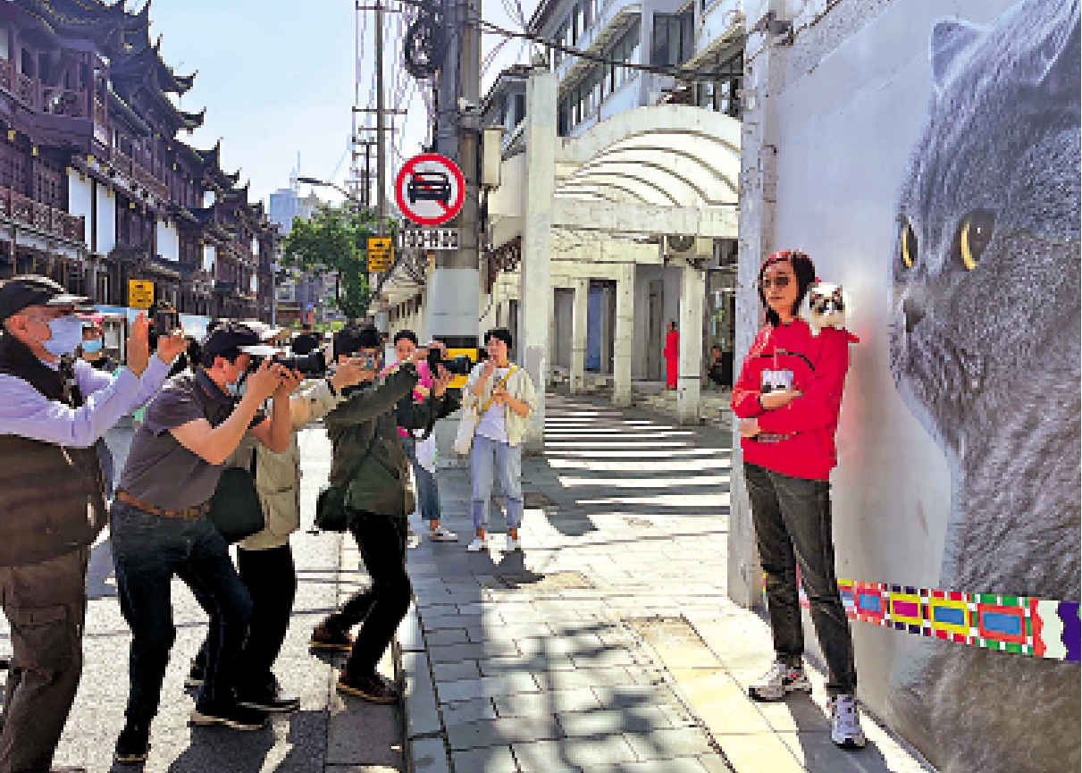 　　圖：市民紛紛去外灘打卡「貓貓巷」。\大公報記者夏微攝