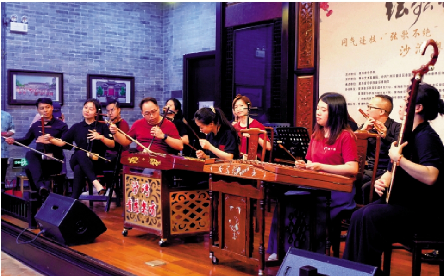 　　圖：3日，同氣連枝·「弦歌不絕」沙灣粵樂交流分享會在廣州番禺舉行。香港和廣東樂手同台合奏廣東樂曲《娛樂昇平》。\ 大公報記者盧靜怡攝