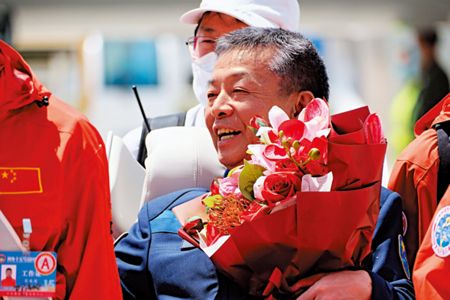 花 絮/返回地球首餐 品嘗家鄉味道 大公報