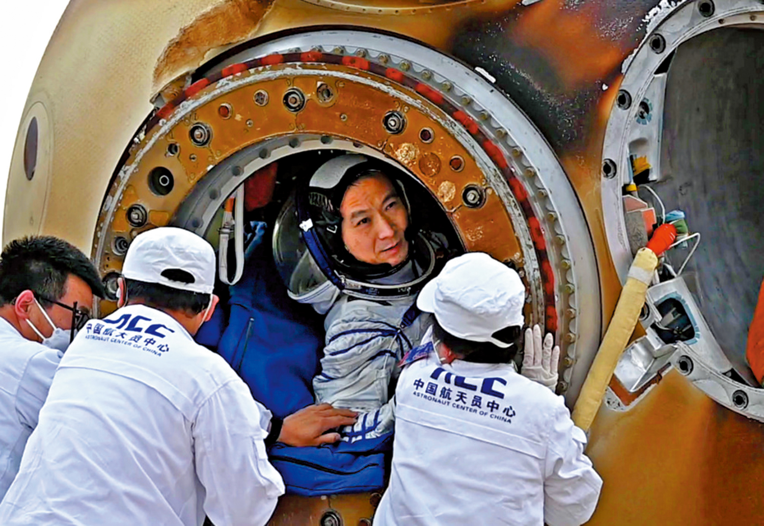 　　圖：4日，神舟十五號載人飛行任務取得圓滿成功。這是航天員費俊龍出艙時刻。\新華社