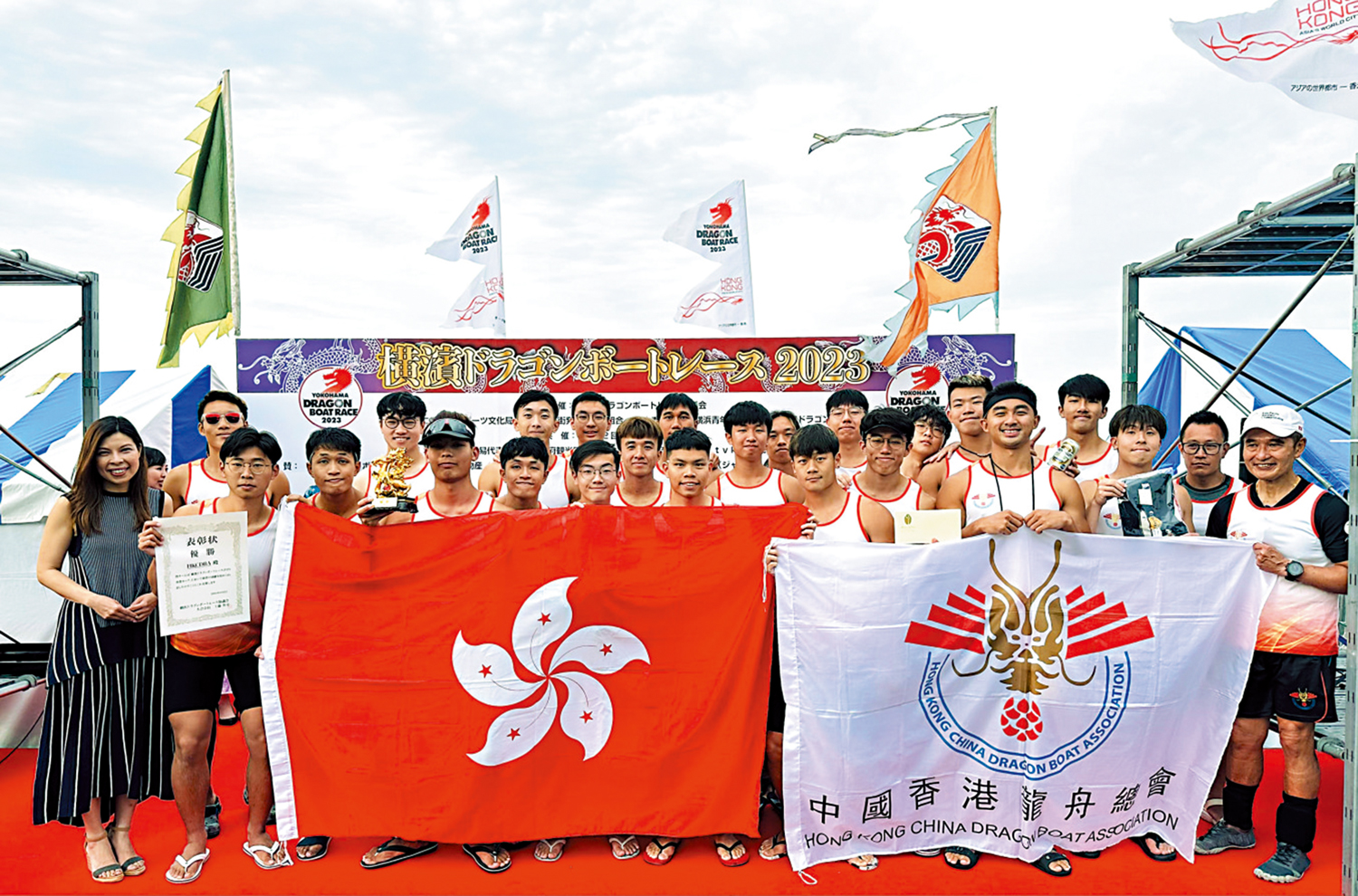 　　圖：歐慧心（前排左一）與香港盃冠軍隊伍中國香港龍舟總會合照。\政府新聞處
