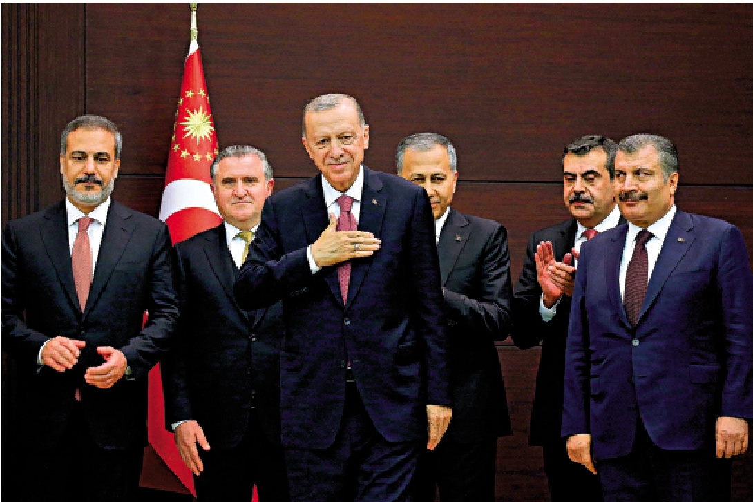 　　圖：埃爾多安（左三）3日與新內閣成員出席就職儀式。/美聯社