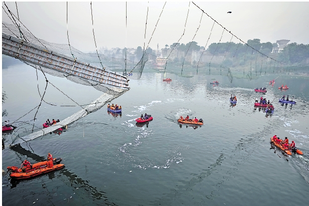 　　圖：莫爾維吊橋倒塌釀逾百死。\美聯社