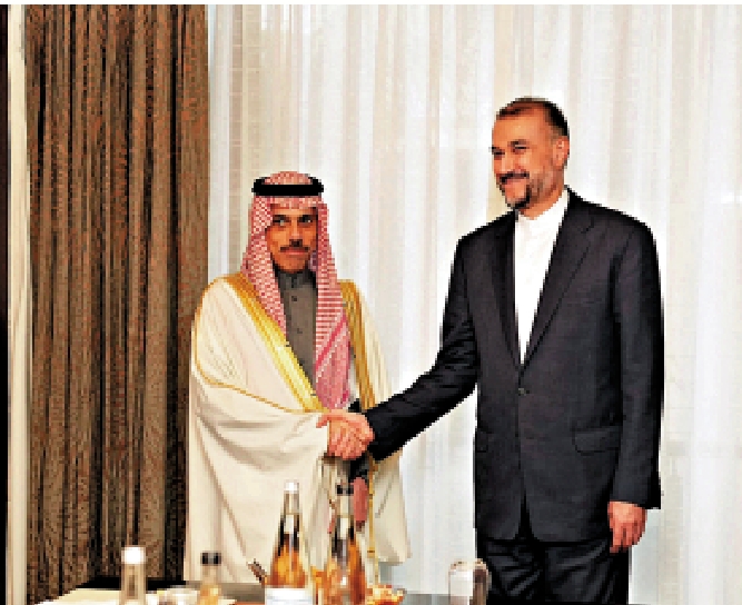 　　圖：2日，伊朗外長阿卜杜拉希揚（右）與沙特外交大臣費薩爾會面。\路透社