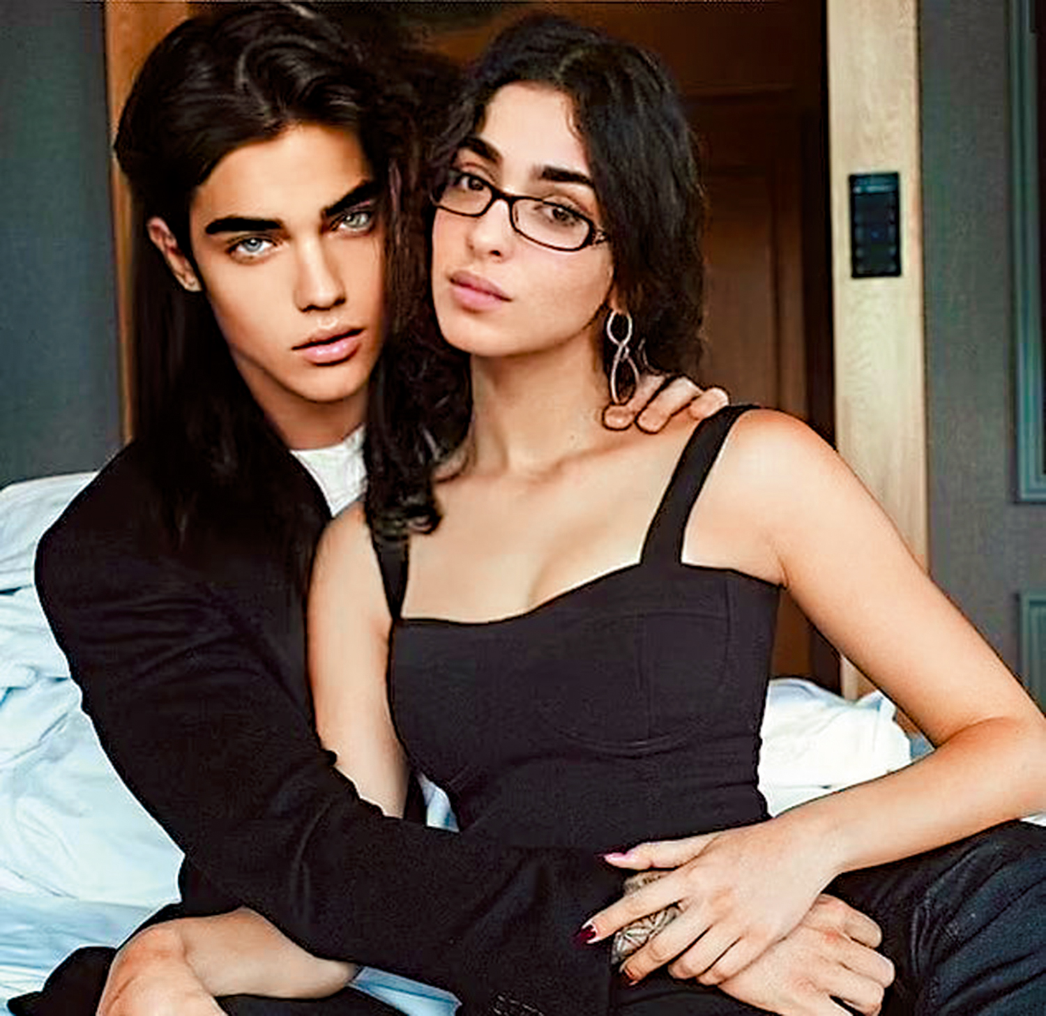 　　圖：拉莫斯（右）與其虛擬男友艾倫由AI合成的合照。\網絡圖片