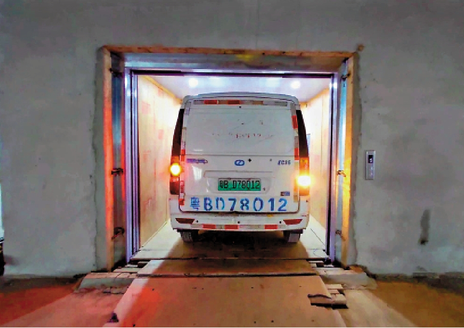 　　圖：坪山新能源汽車產業園內，可運輸貨車的電梯。