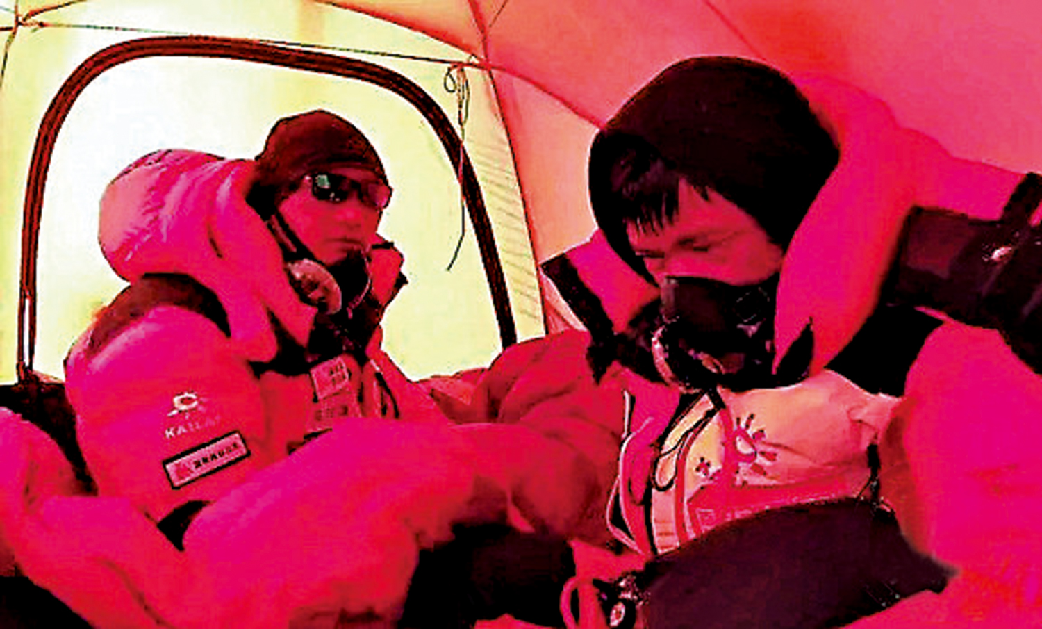 　　圖：湖南省登山隊2名隊員在距離登頂珠峰不到400米時，為救人放棄登頂計劃。
