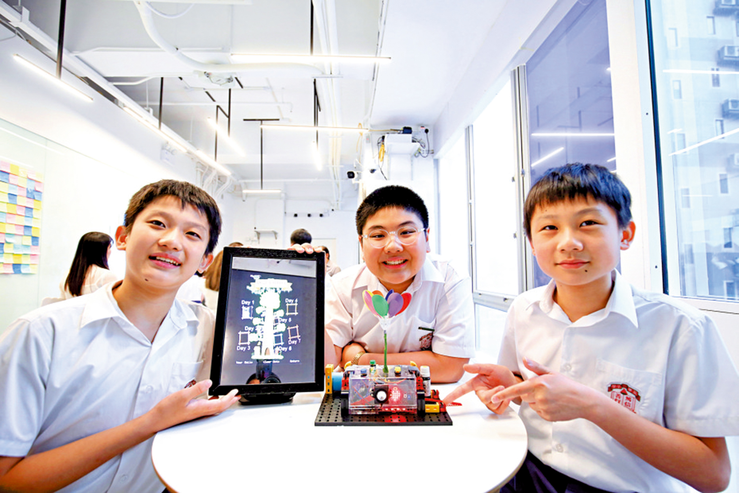 　　圖：英華小學同學設計的「三合一學童減壓寶」，結合人臉識別系統、人工智能情緒聊天機器人及香薰治療，能紓緩同學壓力。